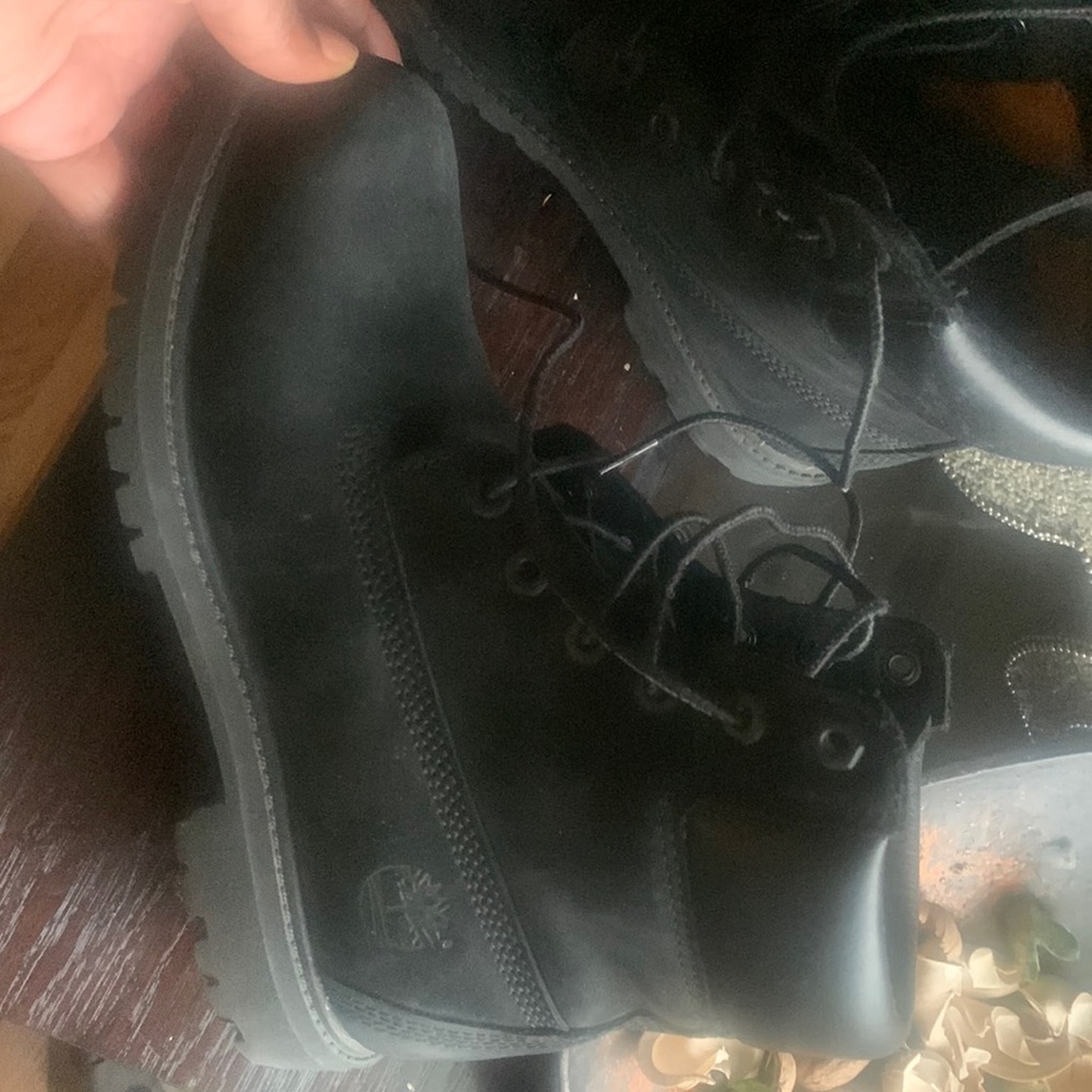These gently work timberland boots are nice and comfortable. It’s a size 7.5.